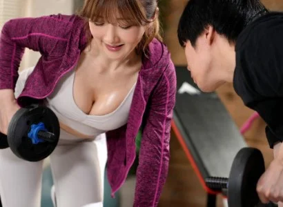 Cặp đôi chàng trai số hưởng và nữ PT gợi cảm chén nhau