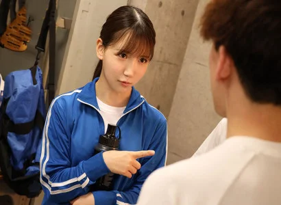 một cô gái xinh đang sinh hoạt câu lạc bộ bóng đá quan hệ tập thể với gái xinh trong câu lạc bộ