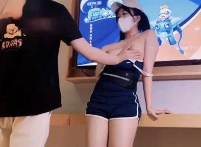 Em bán TV xinh đẹp và chàng khách hàng may mắn