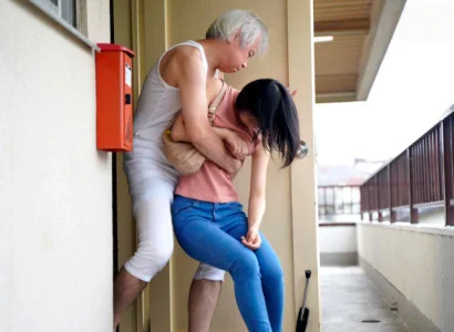 Cô vợ trẻ mới cưới bị bố chồng già làm chuyện ấy
