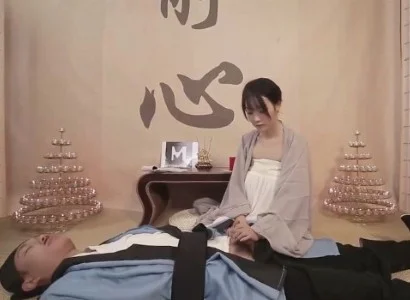 Nữ tu xinh chăm sóc vị đạo sĩ bị thương