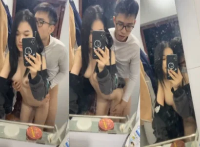 Cặp đôi trẻ đang ân ái nhau trước gương