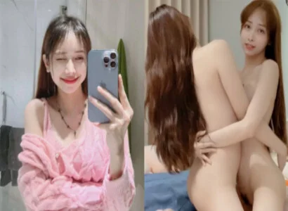 Cặp đôi bạn thân là Lâm Thái Vy và bạn của cô ấy móc bím với nhau trên buổi phát trực tiếp