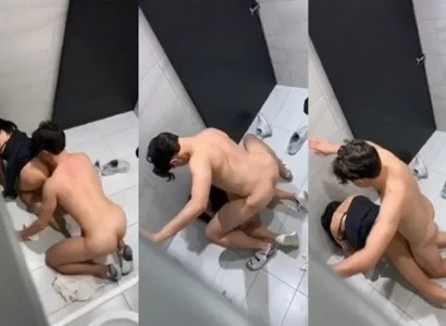 Họ trong quán bar quan hệ nhau ngay trong nhà vệ sinh