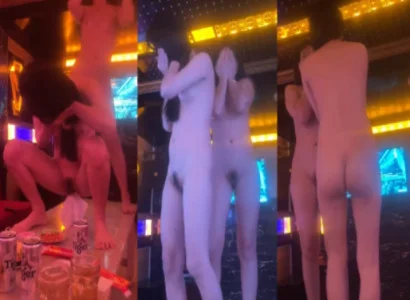 Cô gái múa thoát y cực dâm loạn tại quán karaoke